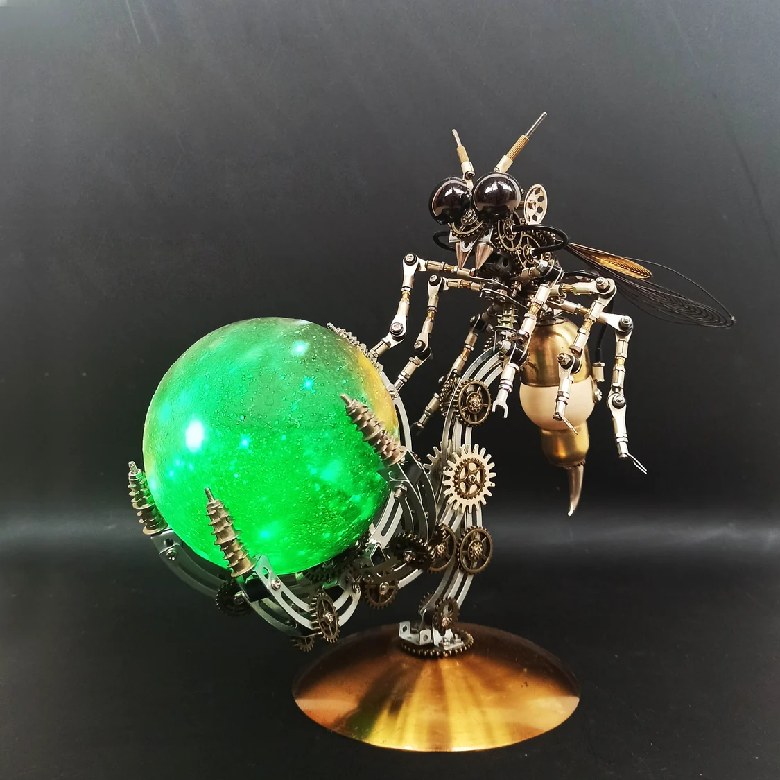 3D kovová stavebnice Steampunková vosa s podstavcem 3D kovová stavebnice Steampunková vosa s podstavcem